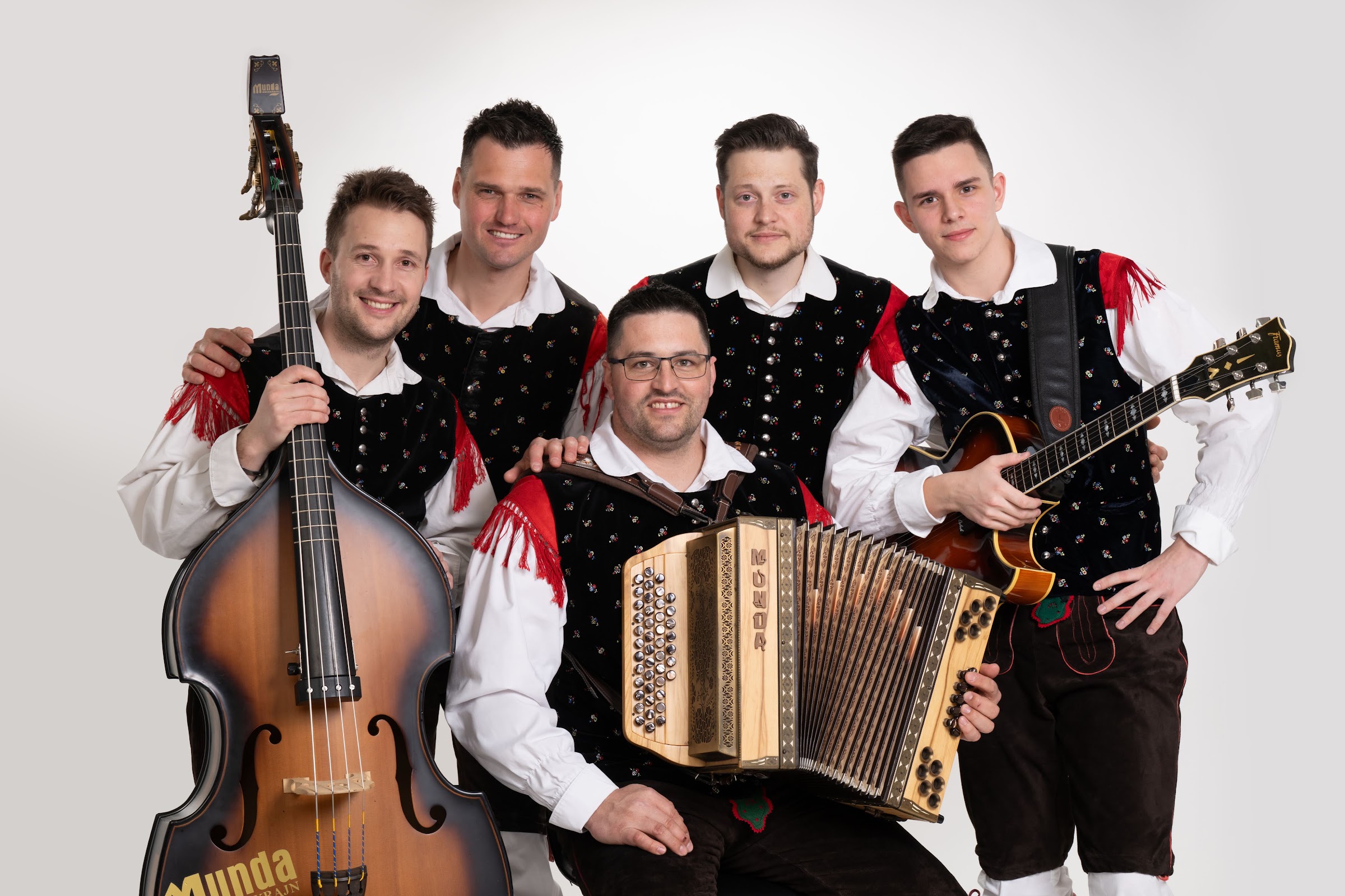 Ansambel Glas — pet glasbenikov v folklornih nošah